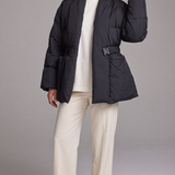 Zimowa kurtka pikowana z paskiem i stójką