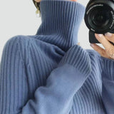 Sweter damski oversize z prążkowanym golfem