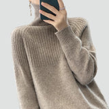 Sweter damski oversize z prążkowanym golfem