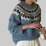 Sweter damski z eleganckim wzorem żakardowym