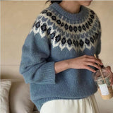 Sweter damski z eleganckim wzorem żakardowym