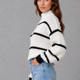 Sweter damski w paski z wysokim kołnierzem