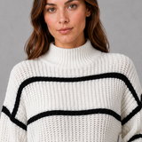 Sweter damski w paski z wysokim kołnierzem