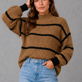 Sweter damski w paski z wysokim kołnierzem