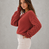 Sweter damski z teksturowanymi rękawami