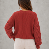 Sweter damski z teksturowanymi rękawami