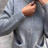Sweter damski dzianinowy z zamkiem i kieszeniami