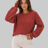 Sweter damski z teksturowanymi rękawami